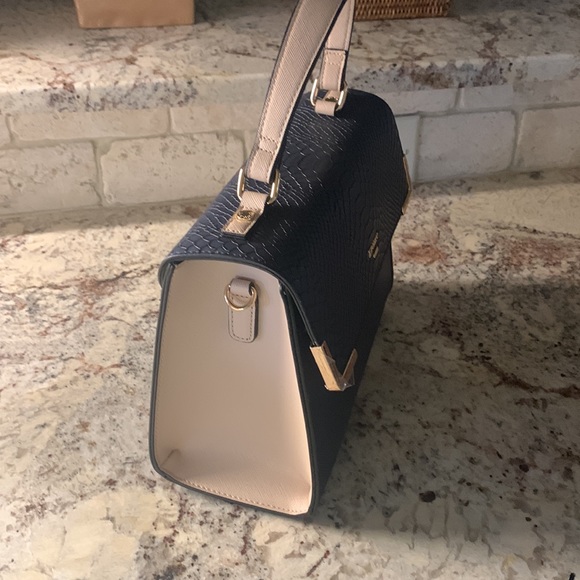 Beautiful navy & cream handbag by Dune. Gold hardware. Snap closure. NWOT - Picture 3 of 5